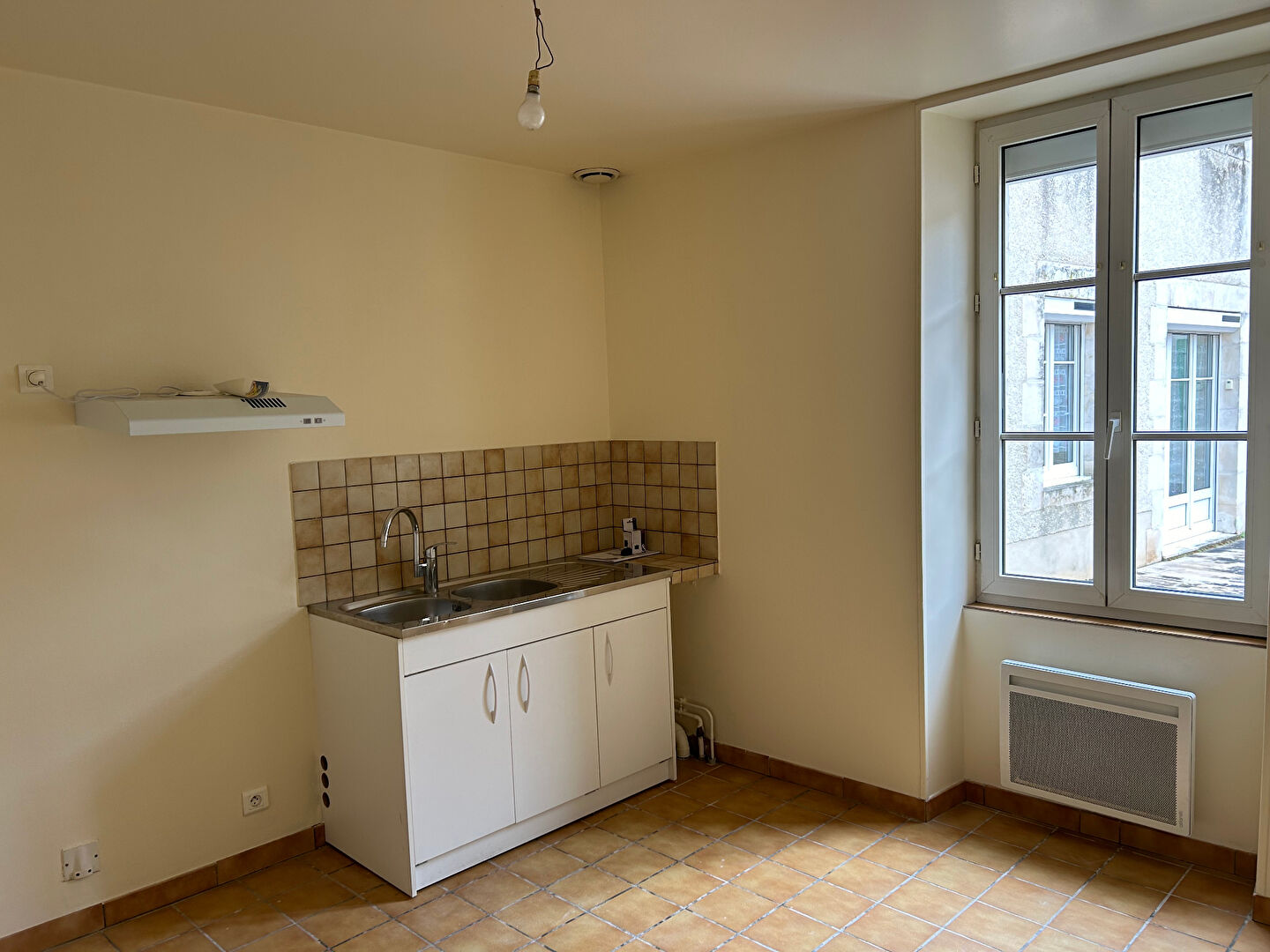 Photo GY L'EVEQUE, maison  de village mitoyen F4  en duplex avec garage et cave image 6/6