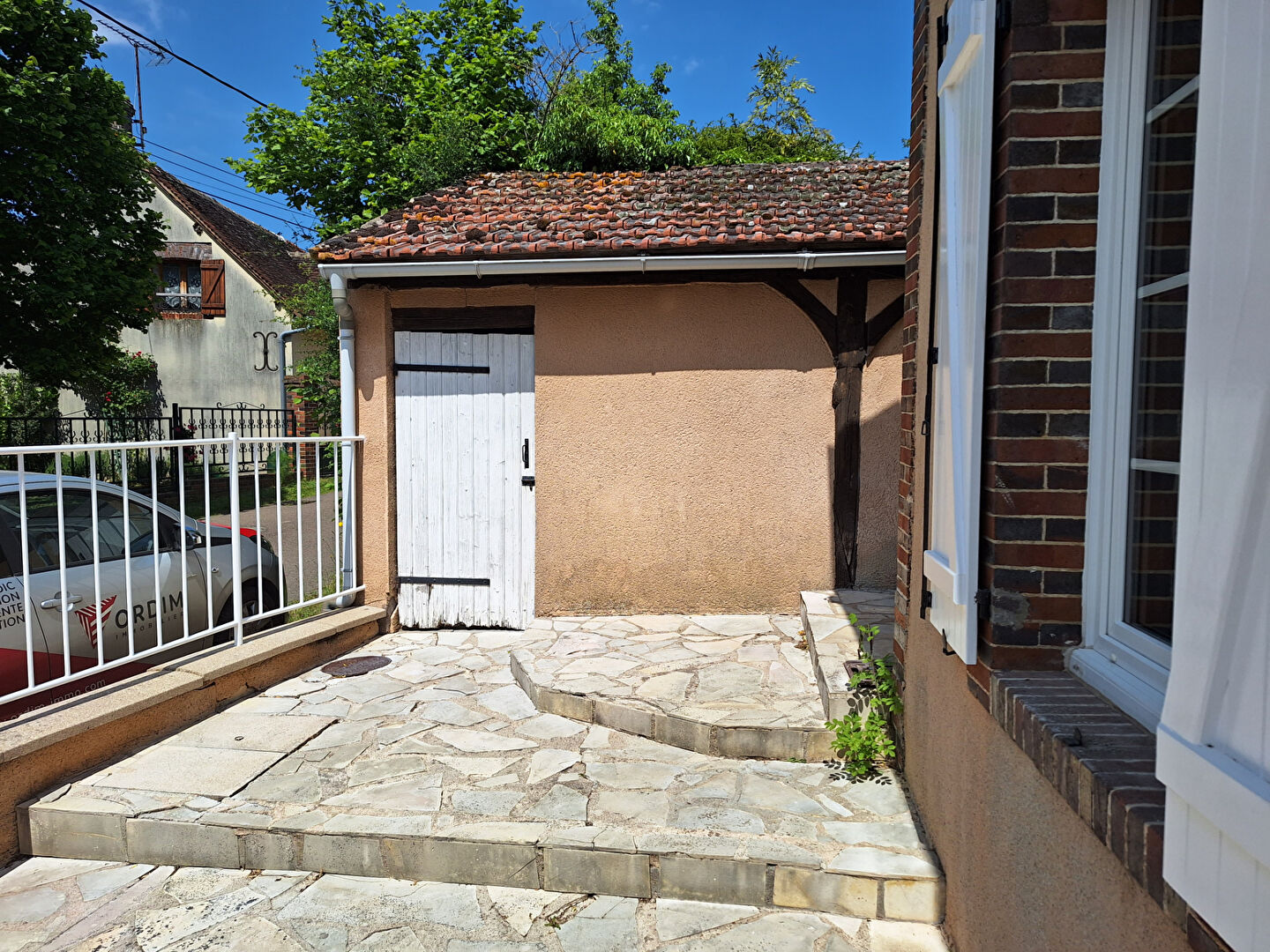 Photo Mézilles - Maison de type F2 - Jardin et dépendances. image 2/6