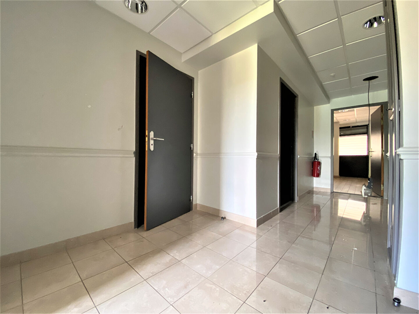 Photo MIGENNES - BUREAUX OU LOCAL COMMERCIAL DE 52M² image 2/4