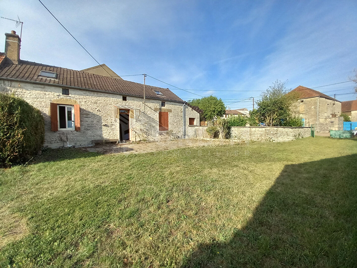 Maison de village à rénover, dépendances et jardin