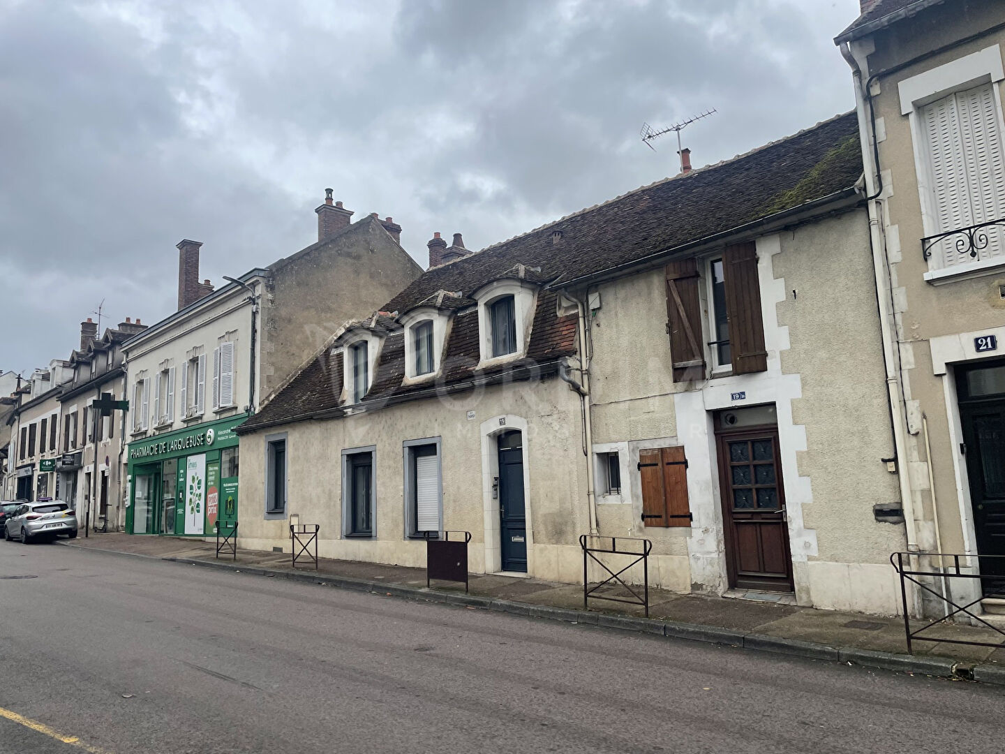 Ensemble immobilier idéalement situé en centre ville.