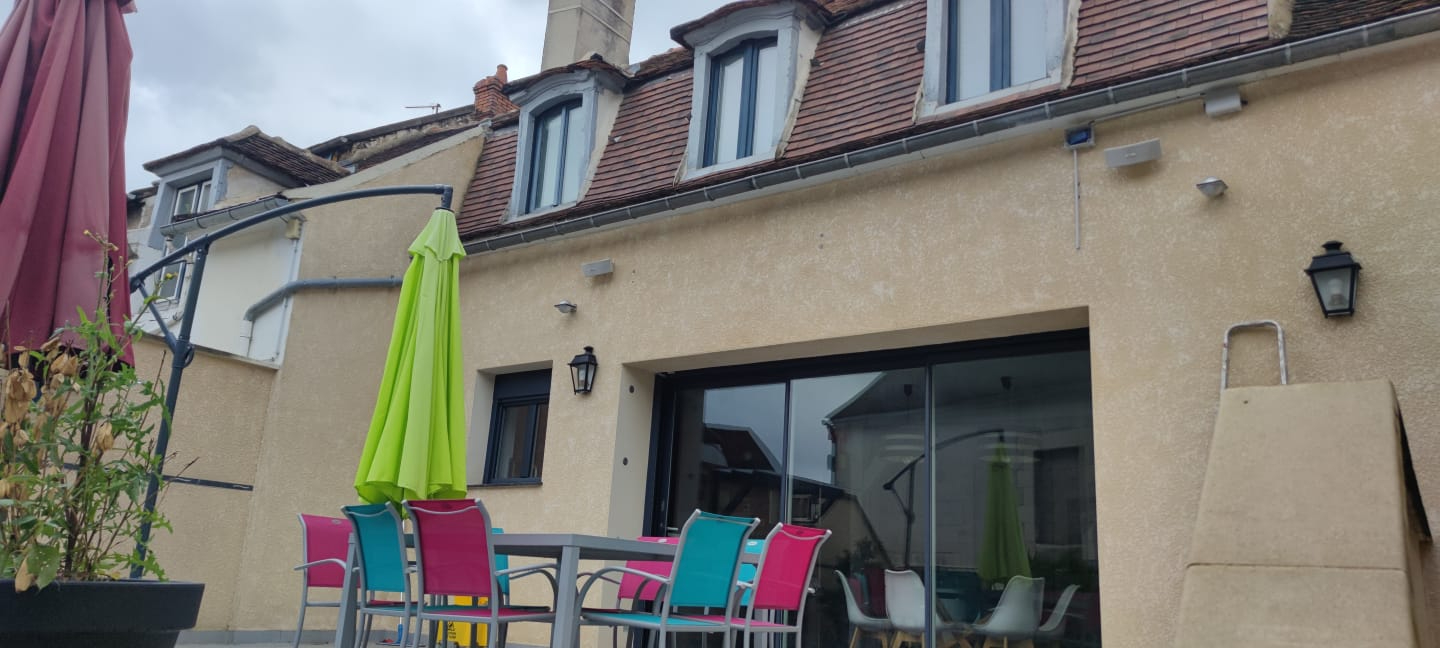 Photo Ensemble immobilier idéalement situé en centre ville. image 2/6