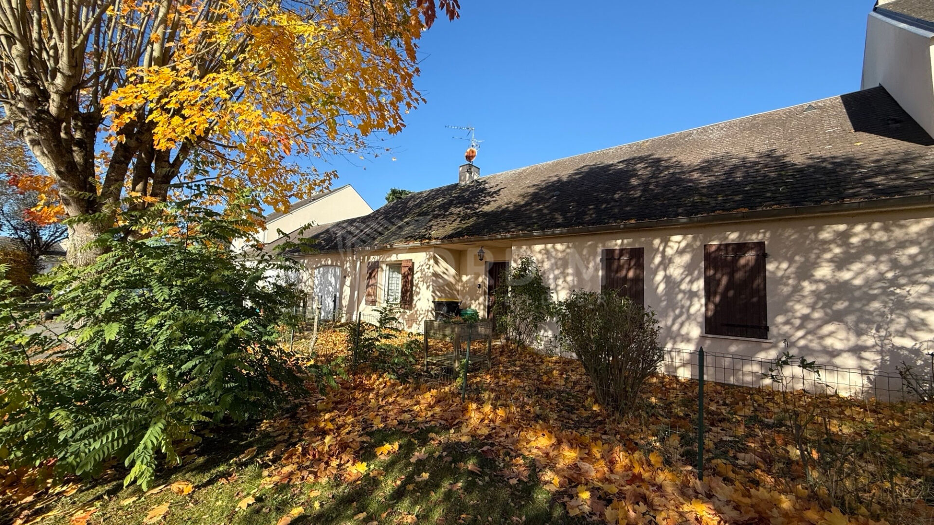 Photo Pavillon de plain-pied 102 m²  4 chambres  garage double  terrain arboré image 1/6