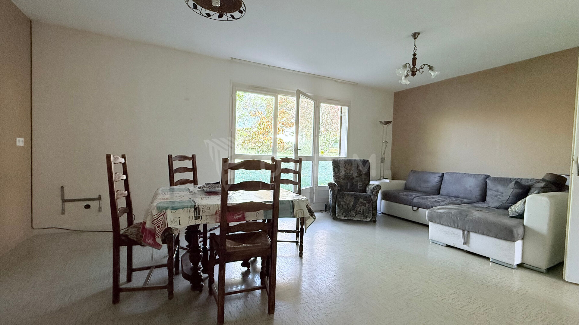 Photo Pavillon de plain-pied 102 m²  4 chambres  garage double  terrain arboré image 2/6