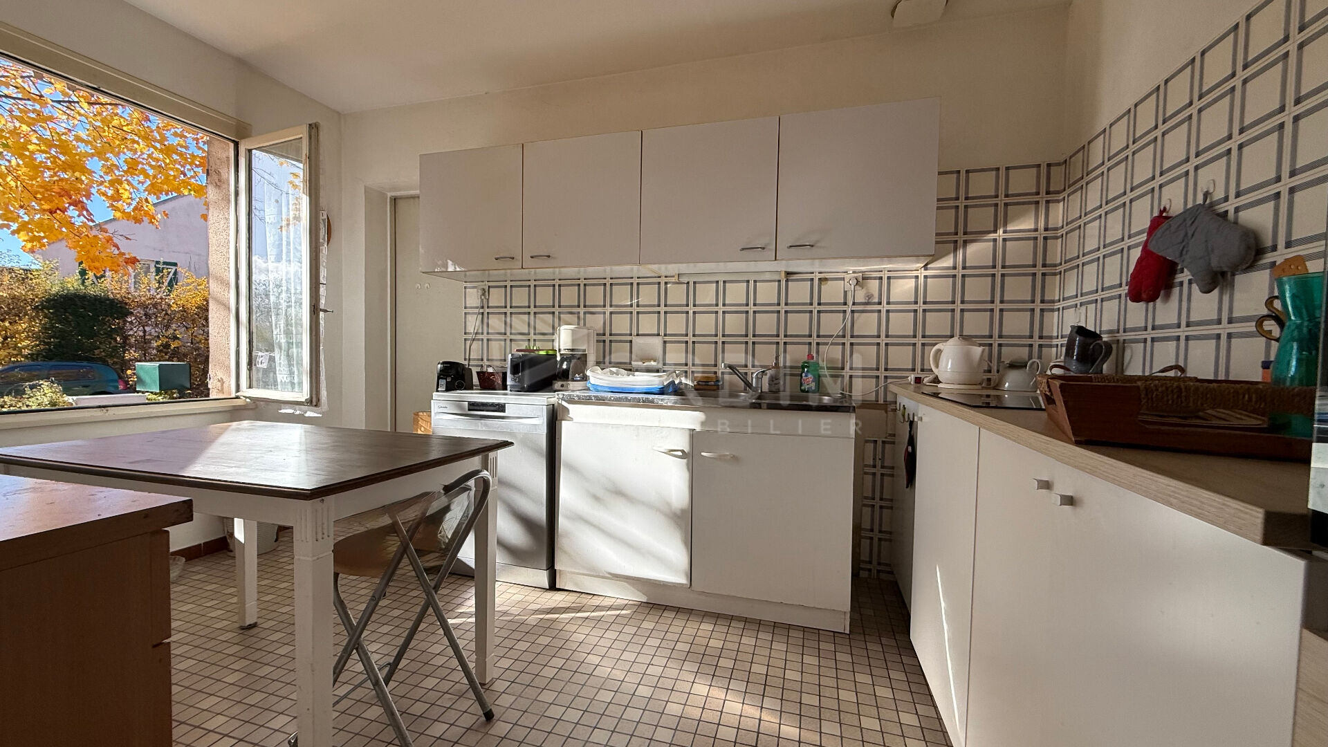 Photo Pavillon de plain-pied 102 m²  4 chambres  garage double  terrain arboré image 5/6