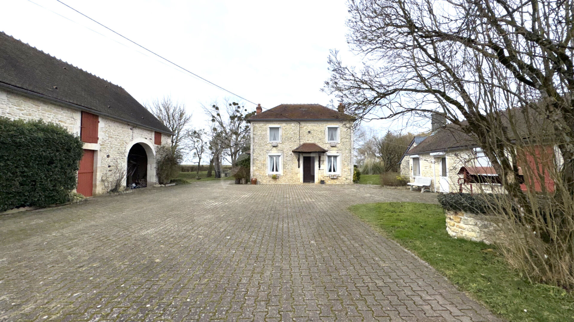 BOUHY, bel ensemble immobilier en pierres apparentes sur 7884 m²