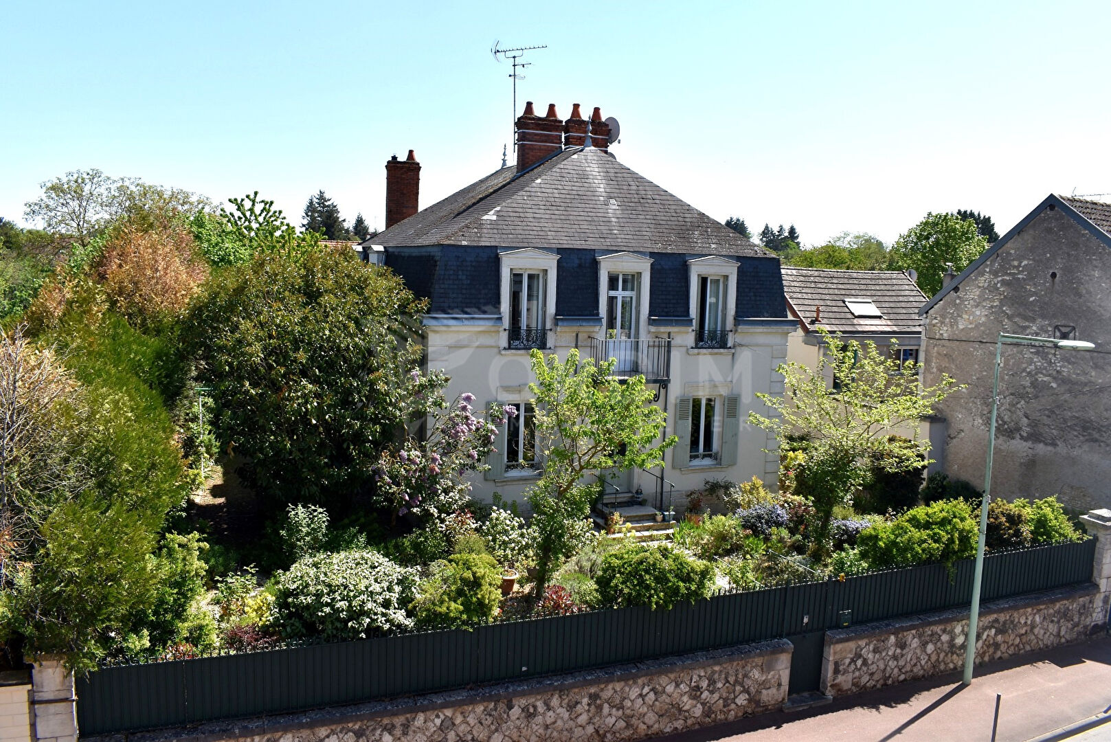 COSNE/LOIRE. Maison de Maître de 228 m² avec pompe à chaleur AIR AIR dans toutes les pièces , 7 chambres, dépendance, sur terrain clos de 1225 m²
