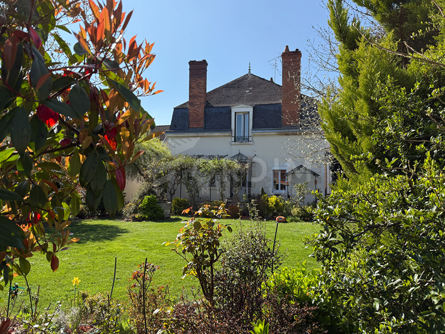 Photo COSNE/LOIRE. Maison de Maître de 228 m² avec pompe à chaleur AIR AIR dans toutes les pièces , 7 chambres, dépendance, sur terrain clos de 1225 m² image 2/6