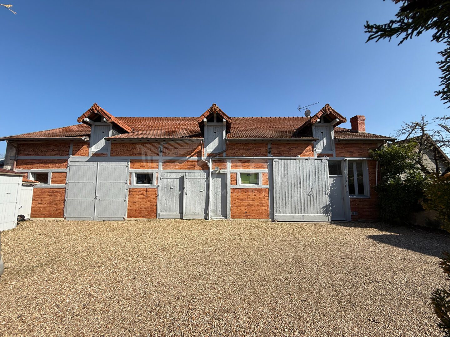 Photo COSNE/LOIRE. Maison de Maître de 228 m² avec pompe à chaleur AIR AIR dans toutes les pièces , 7 chambres, dépendance, sur terrain clos de 1225 m² image 3/6