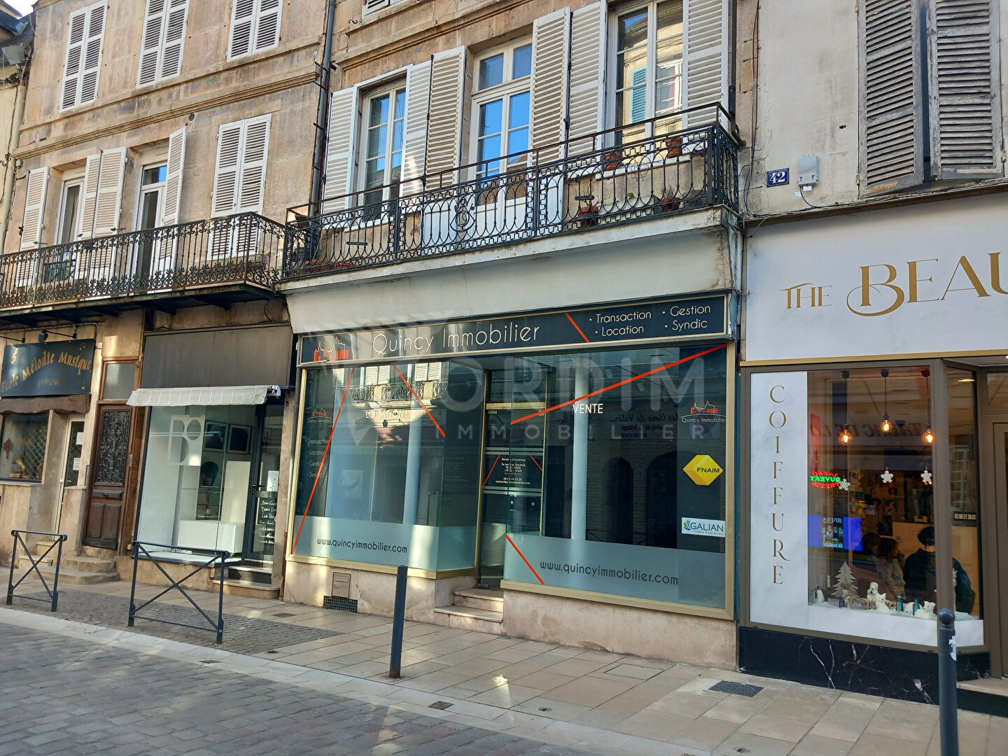 Avallon  Centre Historique , Beau Local avec Vitrine 112m²