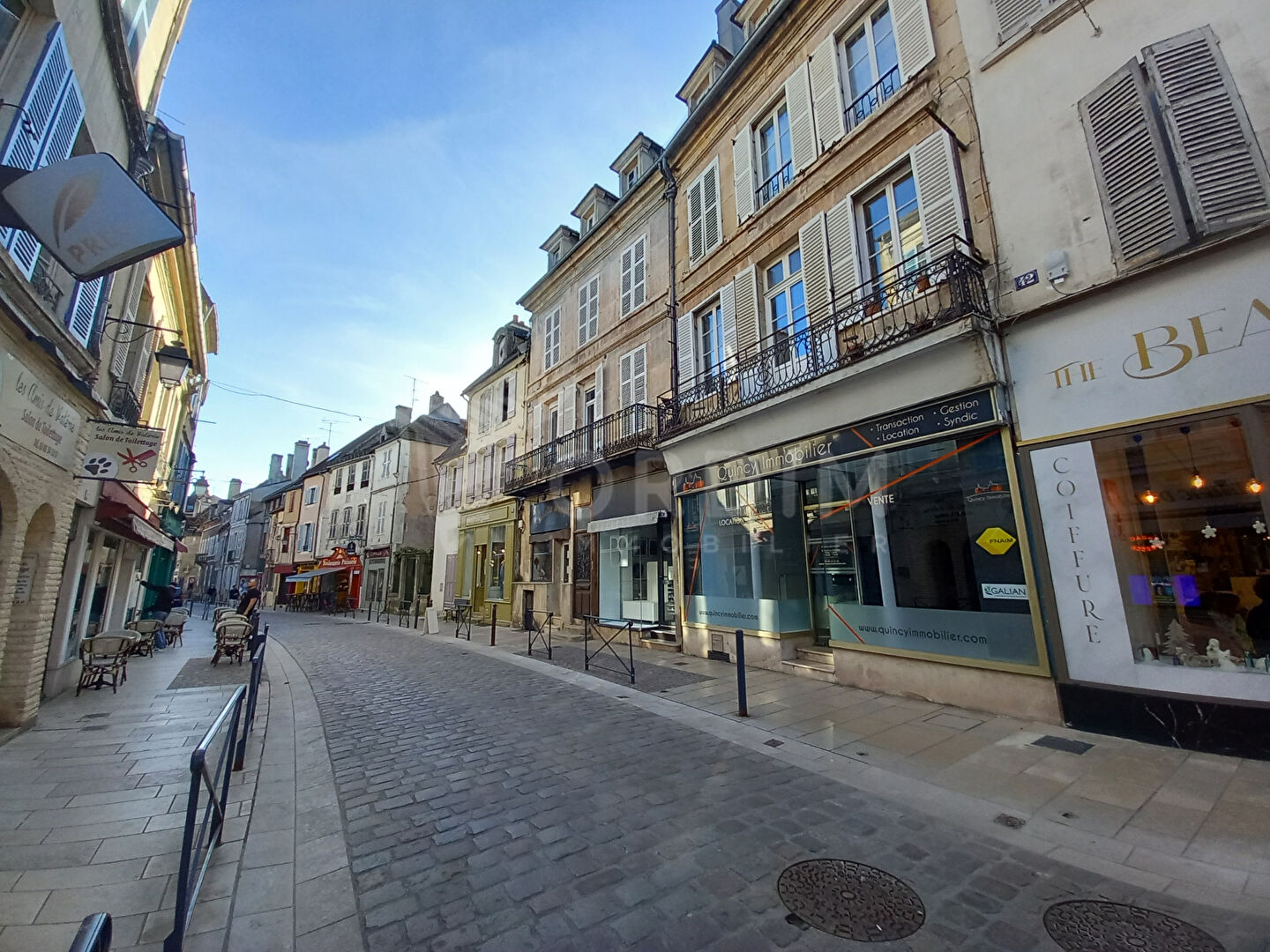 Photo Avallon  Centre Historique , Beau Local avec Vitrine 112m² image 2/6
