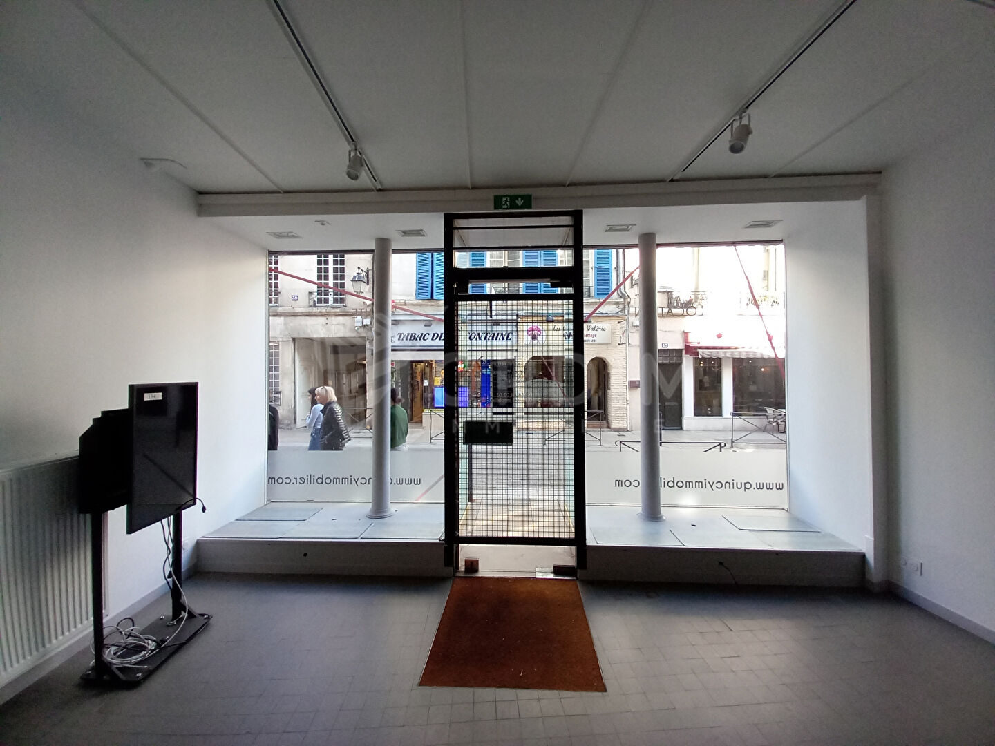 Photo Avallon  Centre Historique , Beau Local avec Vitrine 112m² image 3/6