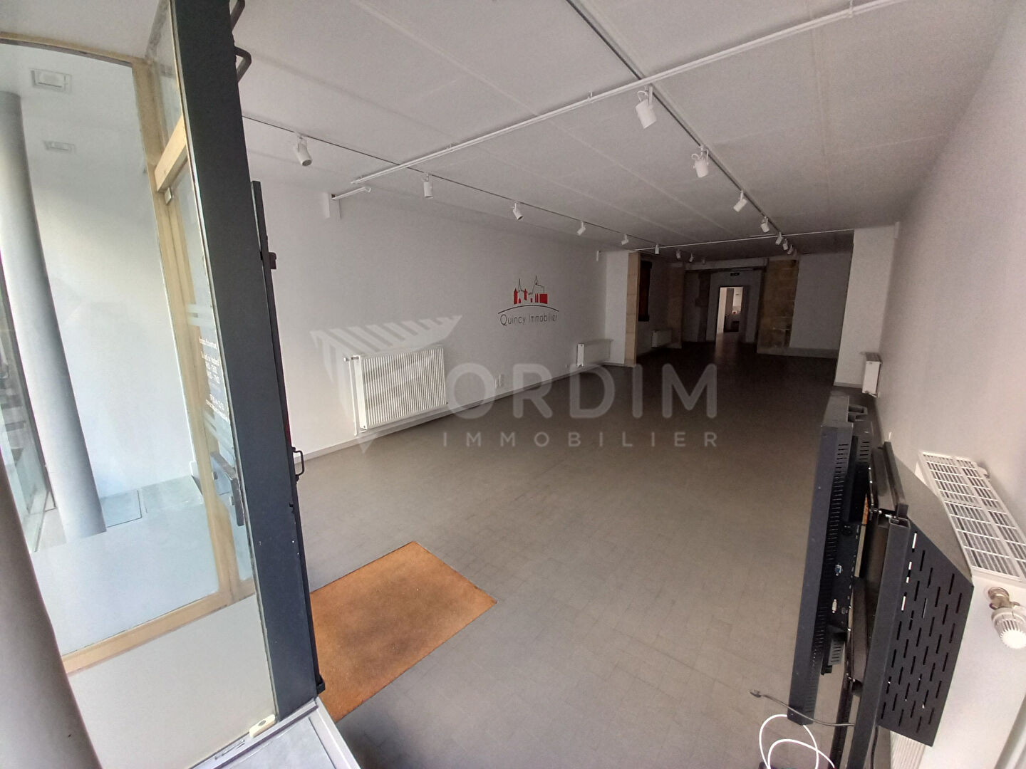 Photo Avallon  Centre Historique , Beau Local avec Vitrine 112m² image 4/6