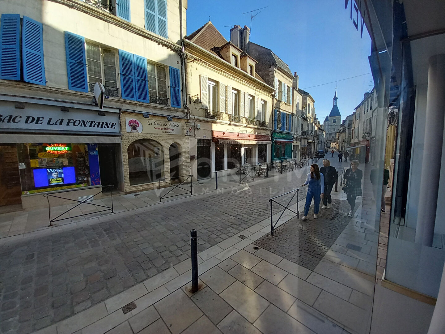 Photo Avallon  Centre Historique , Beau Local avec Vitrine 112m² image 5/6