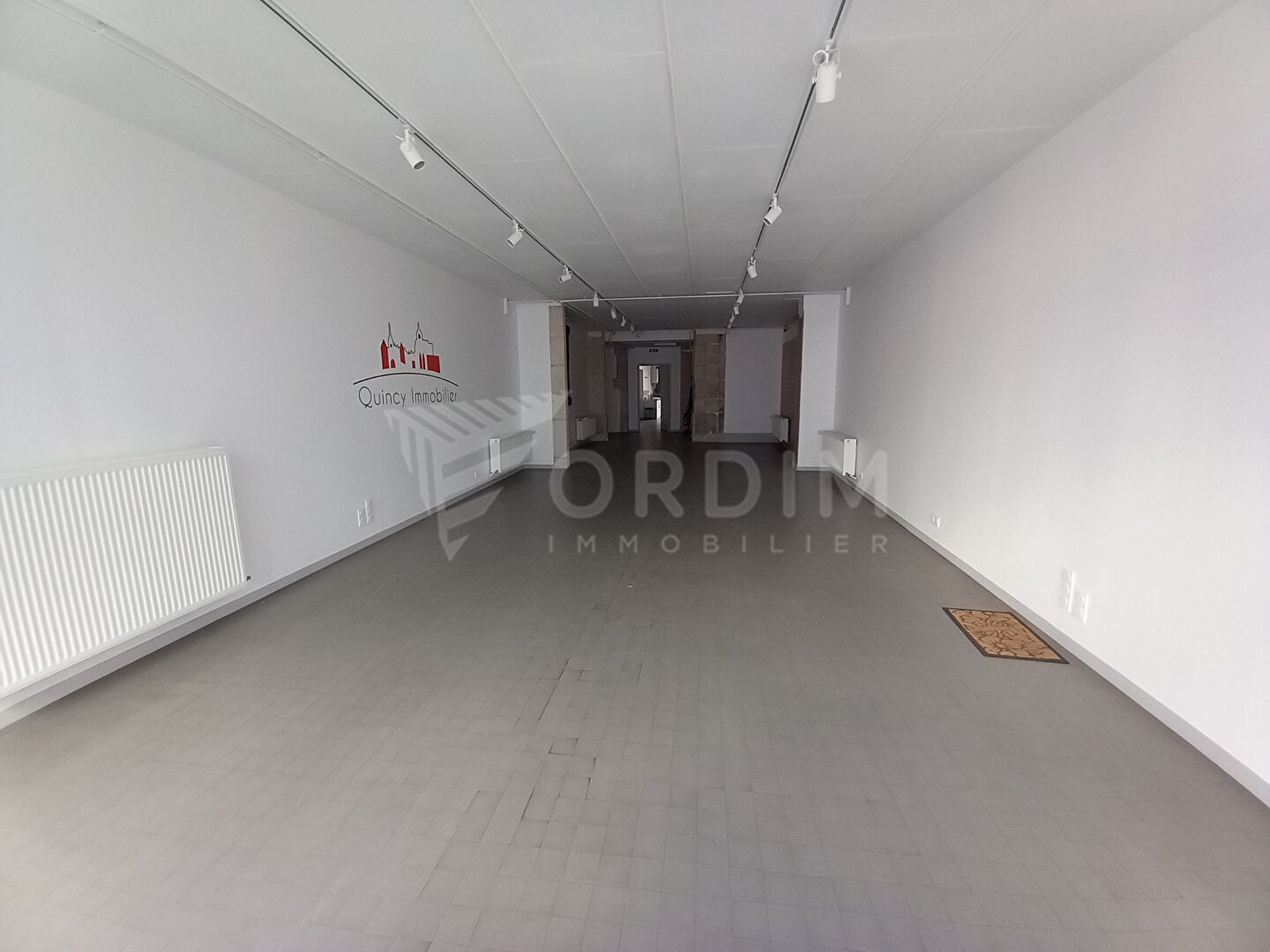 Photo Avallon  Centre Historique , Beau Local avec Vitrine 112m² image 6/6