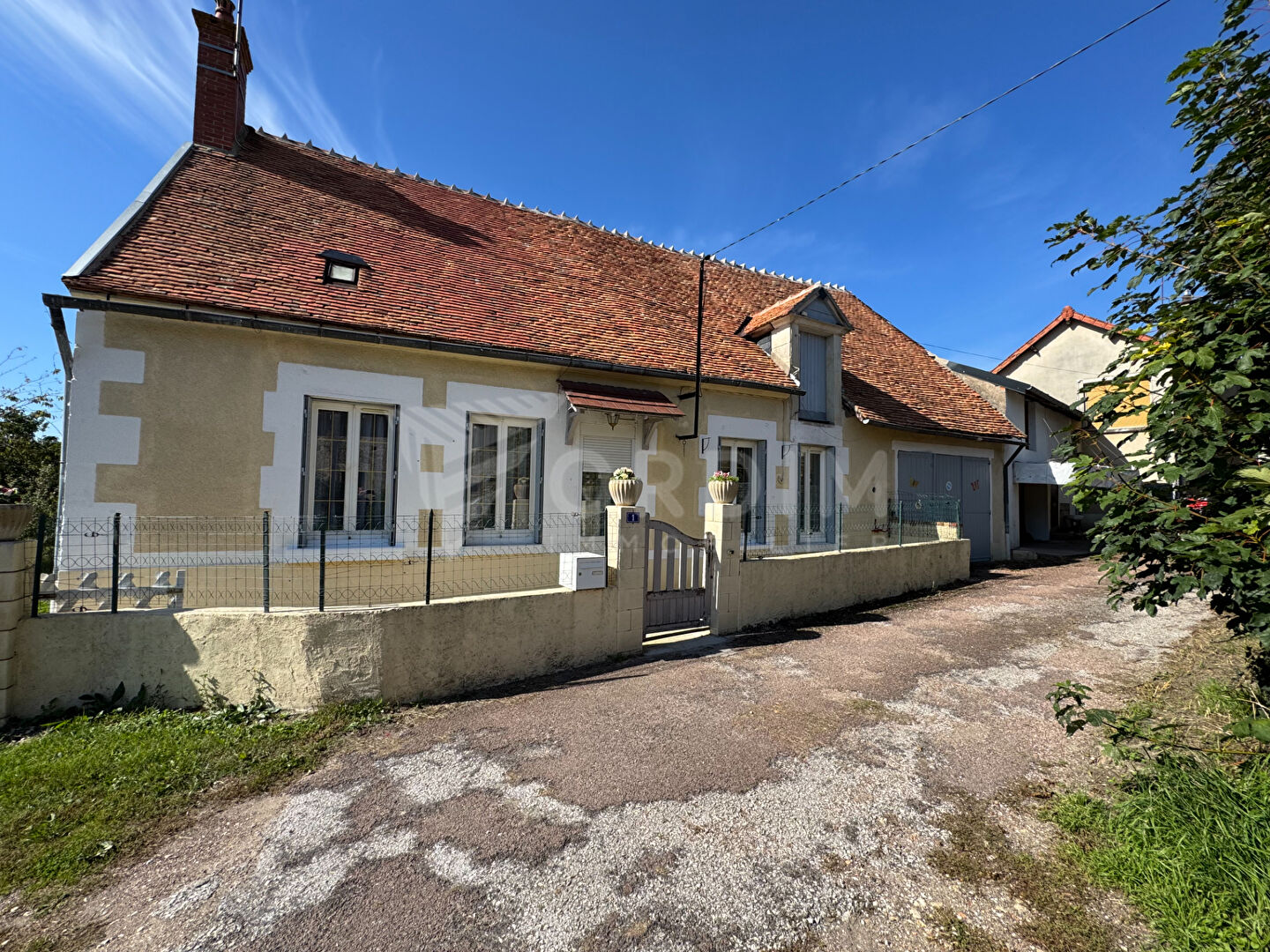 Secteur COSNE, maison ancienne, 2 chambres sur son terrain de 487 m²