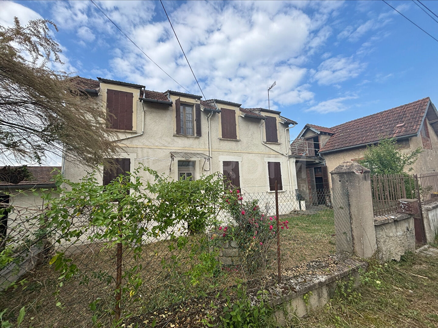 Photo Maison Ancienne à Rénover à Auxerre - Grand Terrain et Double Projet Possible (3 Chambres + Maison d'Amis) image 1/6