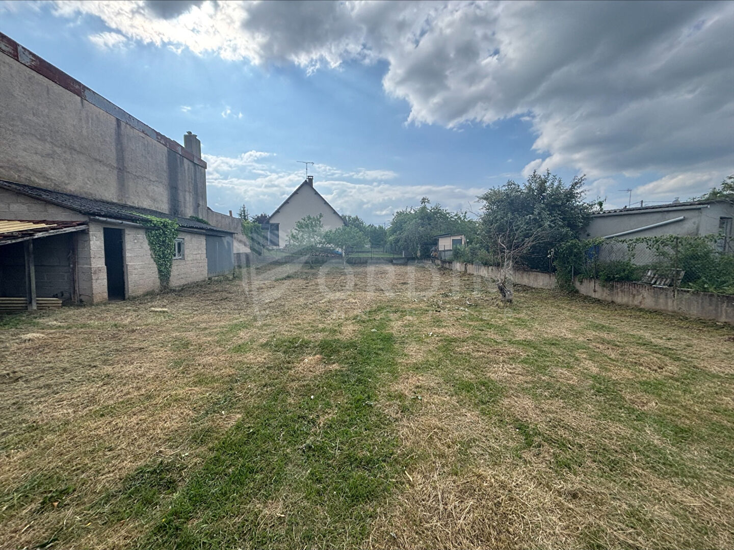 Photo Maison Ancienne à Rénover à Auxerre - Grand Terrain et Double Projet Possible (3 Chambres + Maison d'Amis) image 3/6