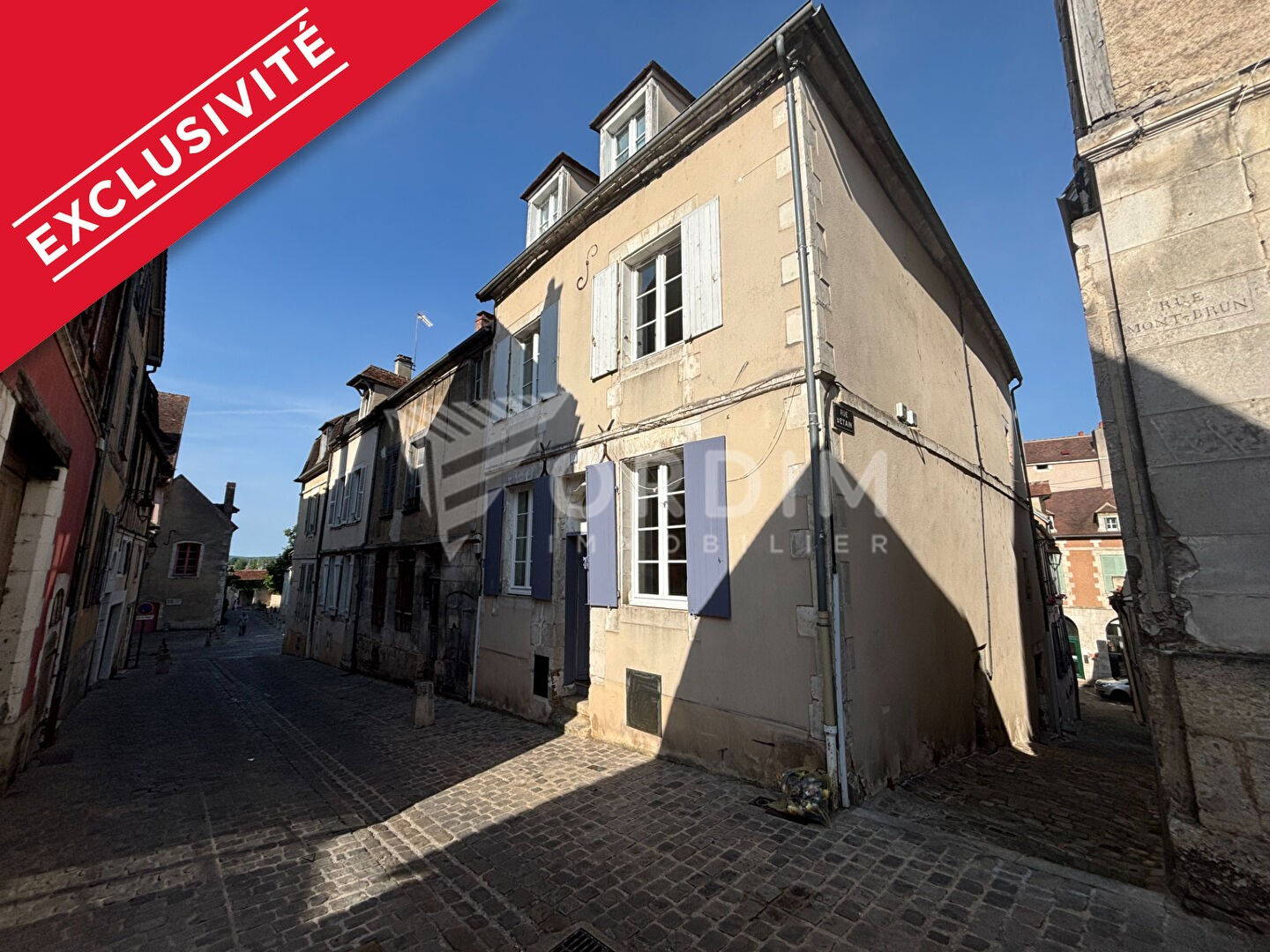 Centre-ville Auxerre : F3 Refait à Neuf avec Terrasse. Coup de Coeur Assuré !