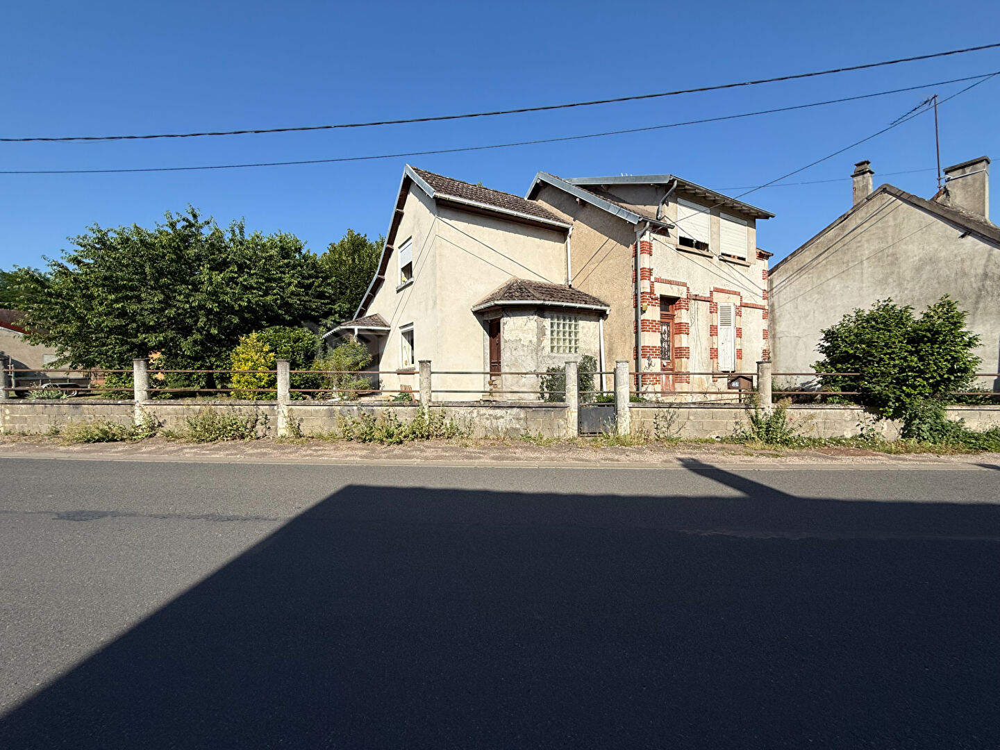 Maison à Cosne S/L - 5 pièces  - 3 chambres - Terrain de  1 033 m² -  Grange et Garage