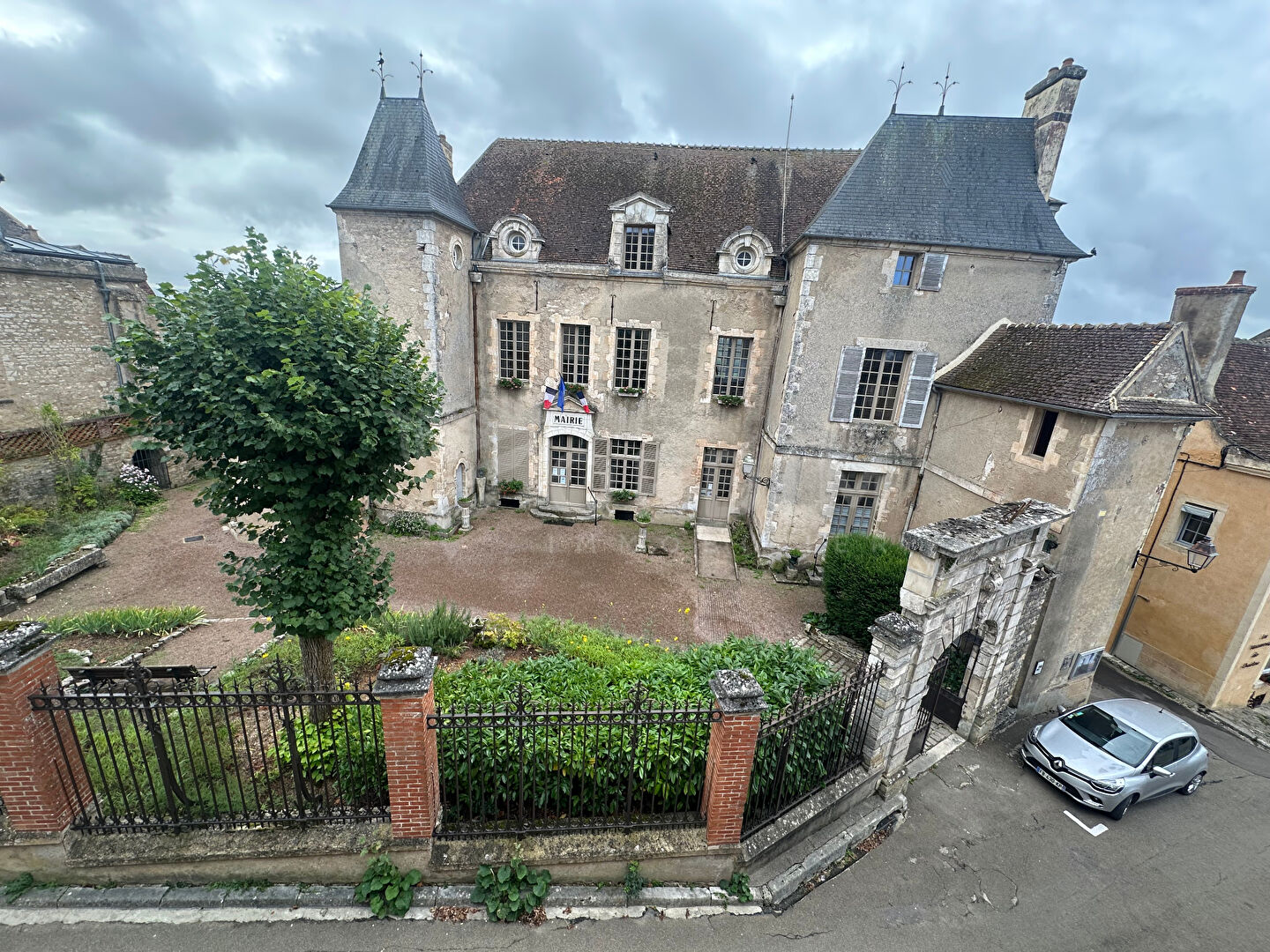 Photo Immeuble avec locataire en place -Emplacement de choix VEZELAY image 2/6