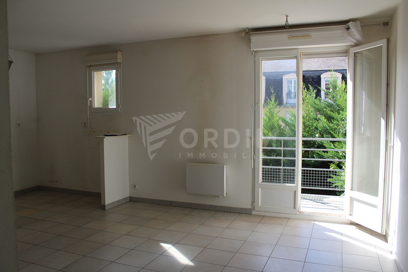 AUXERRE, appartement F2 refait à neuf avec Balcon et Parkings