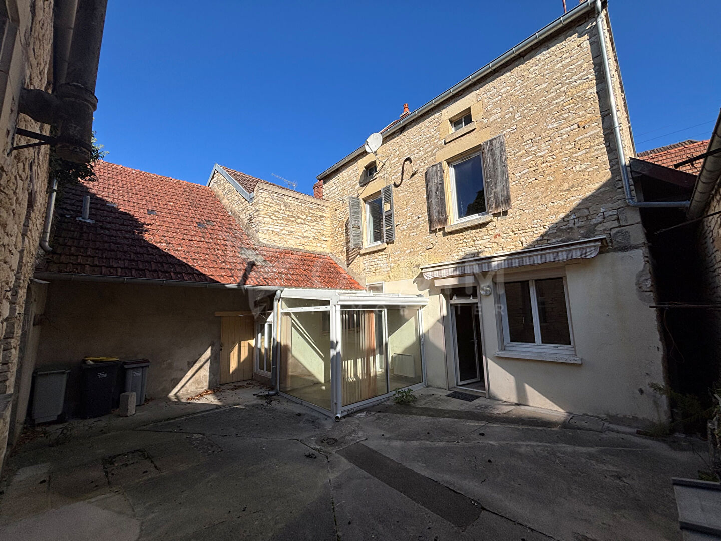 Photo Maison de ville à Ancy Le Franc image 1/6