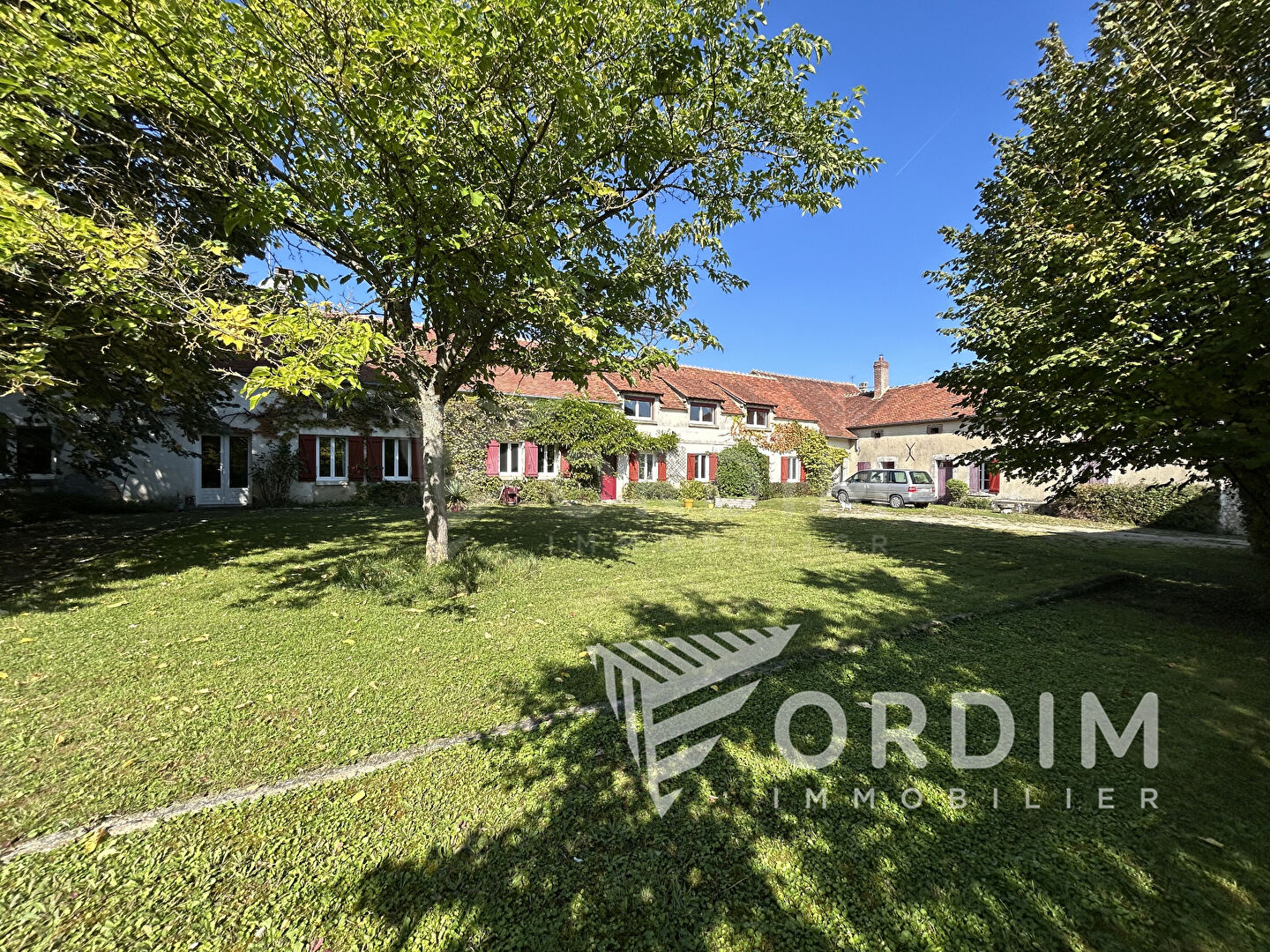Photo LINDRY - Ancien corps de ferme 7 pièces - dépendances et maison annexe image 1/6