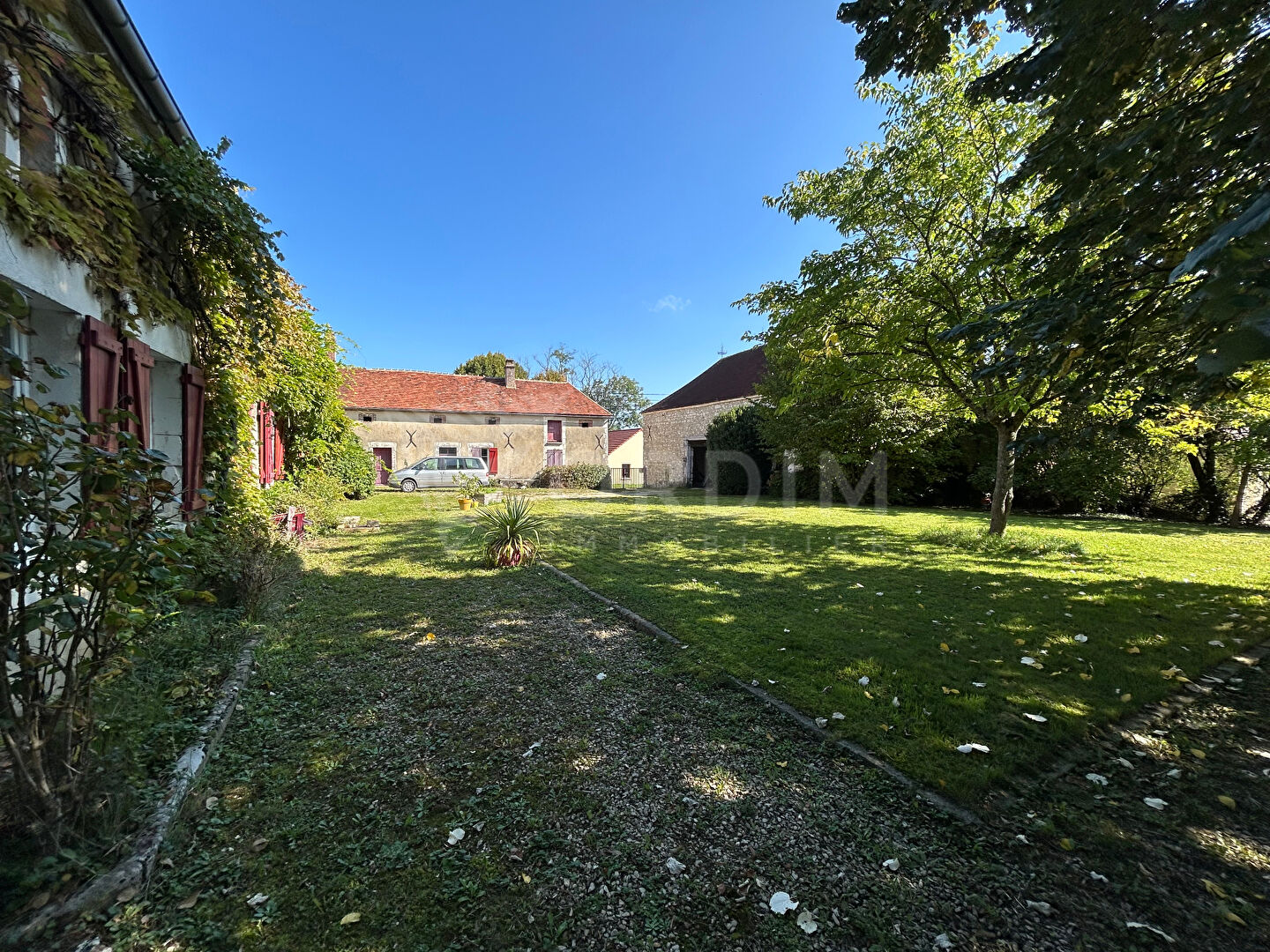 Photo LINDRY - Ancien corps de ferme 7 pièces - dépendances et maison annexe image 4/6