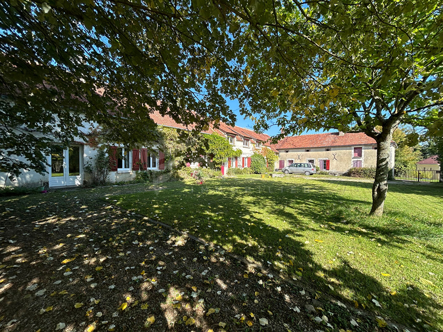 Photo LINDRY - Ancien corps de ferme 7 pièces - dépendances et maison annexe image 5/6