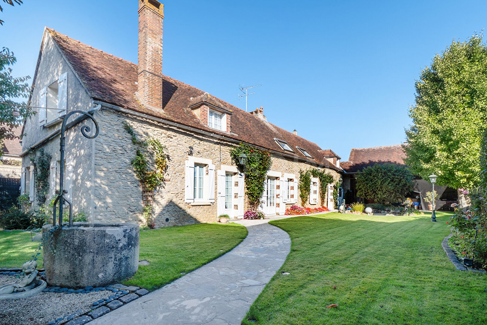 Longère et dépendances à Carisey