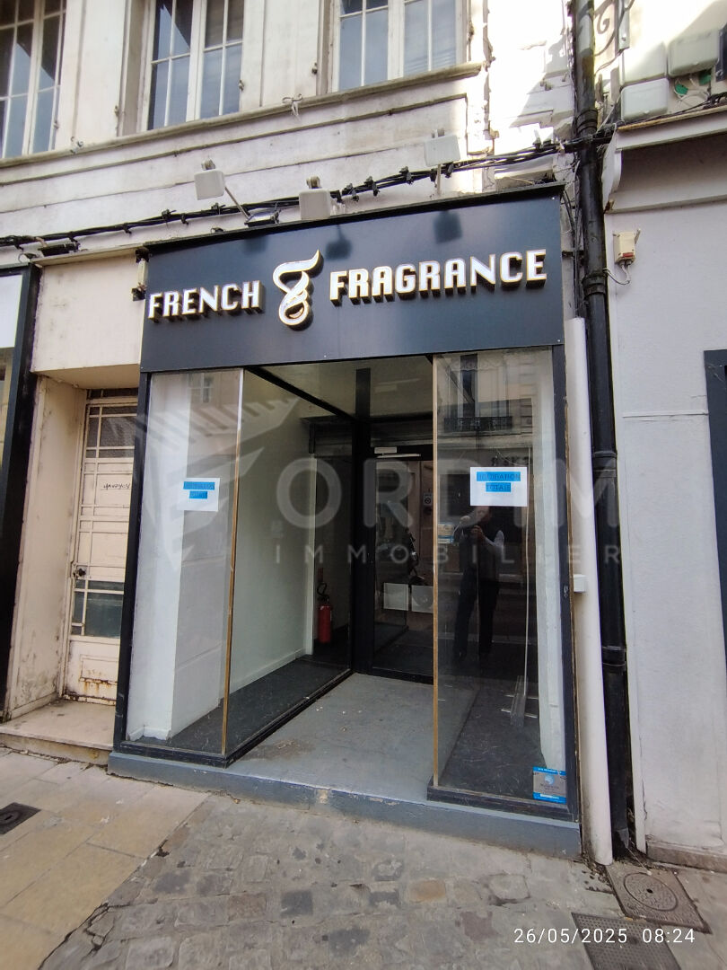 Photo AUXERRE - 6 RUE DU TEMPLE - LOCAL DE 33M² EN FACE DU MONOPRIX image 2/6