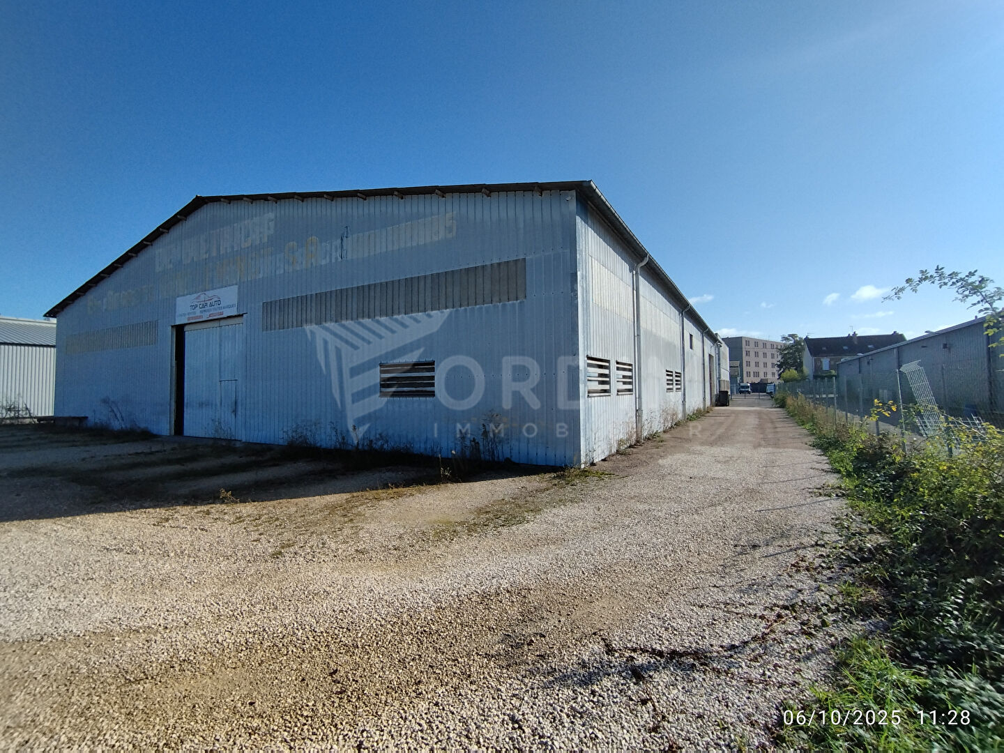AUXERRE - CELLULE DE STOCKAGE DE 1020M² ACCES GROS PORTEURS - 1300m² DE TERRAIN