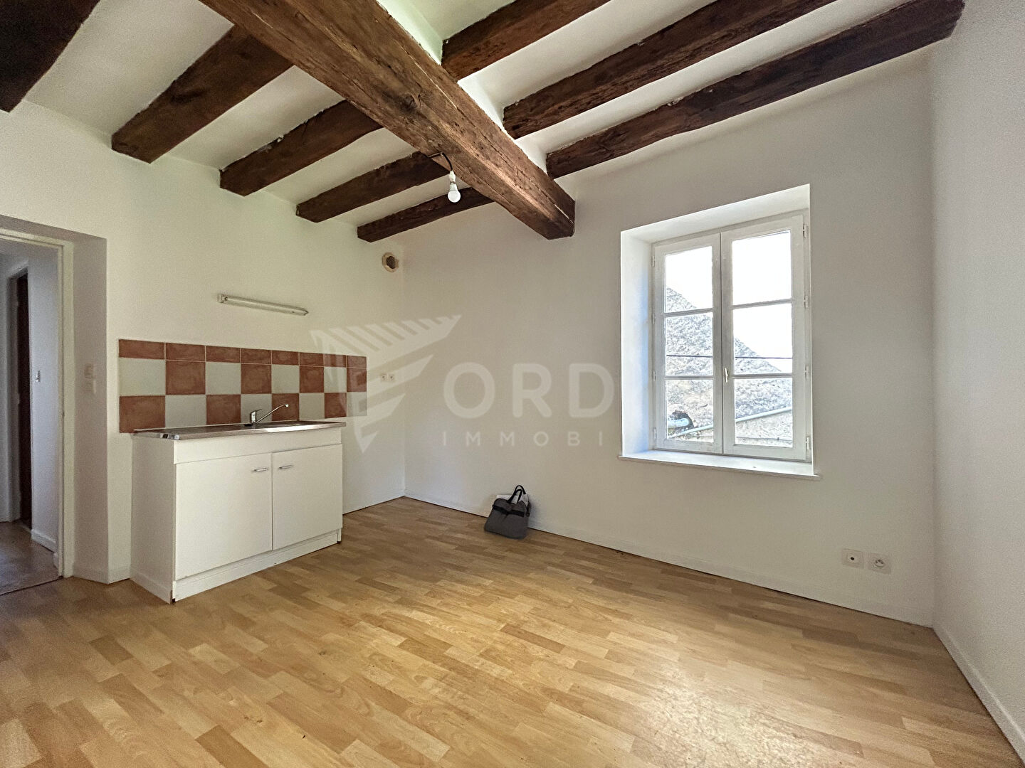 TOUCY, appartement F1 situé au 1er étage d'un petit immeuble