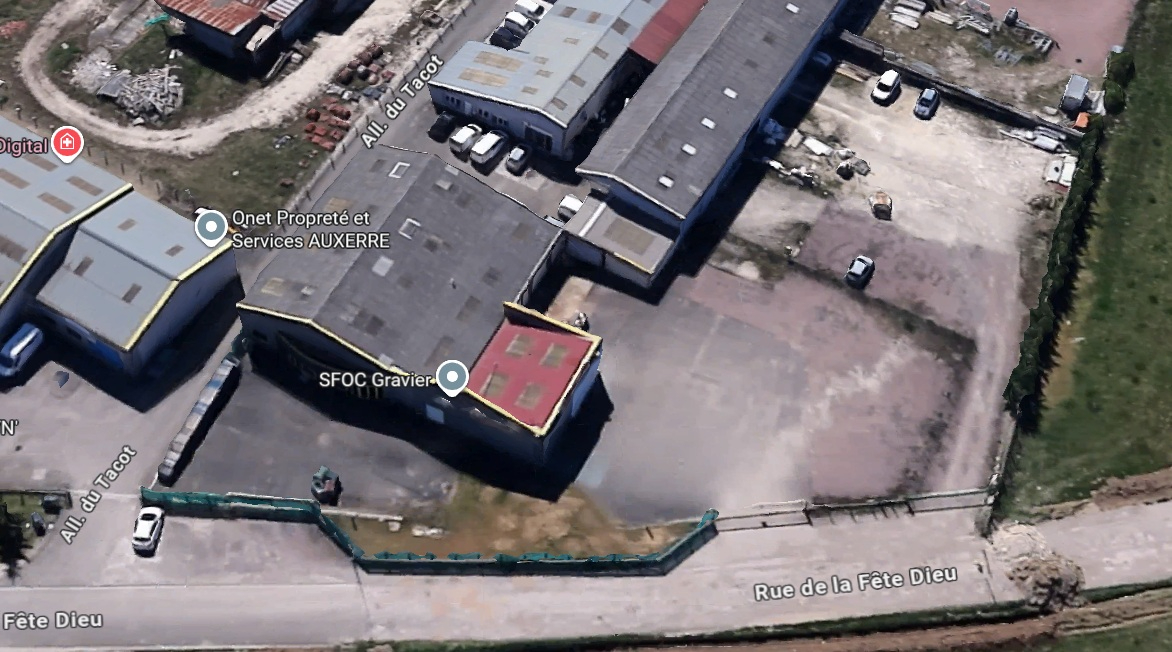 MONETEAU - PROCHE ACCES  AUXERRE A6 NORD - Bâtiment  de 700m² sur  2621m² de terrain