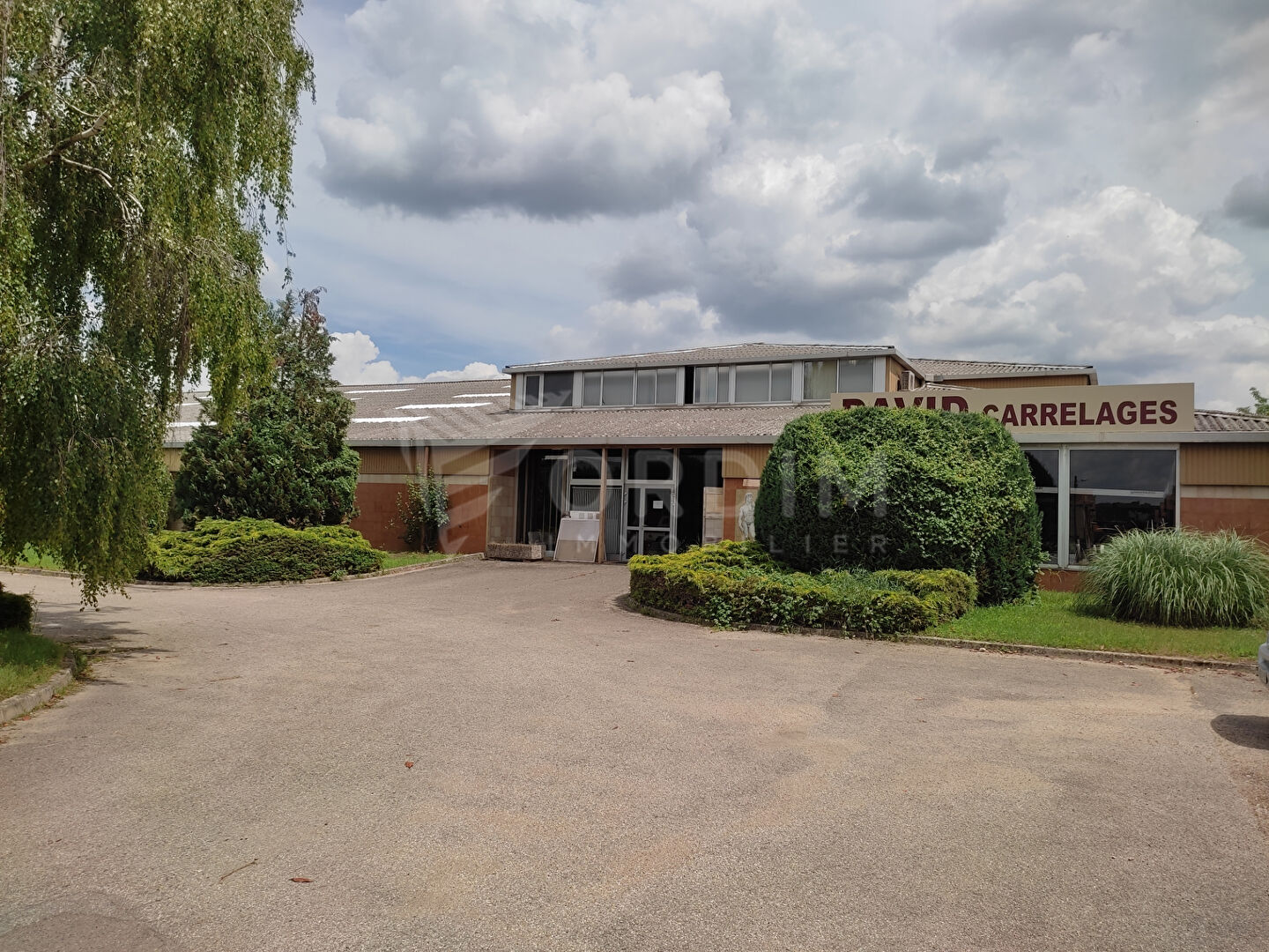 AUXERRE - ZONE D'ACTIVITE- BATIMENT de 3400M² - TERRAIN 6500M²