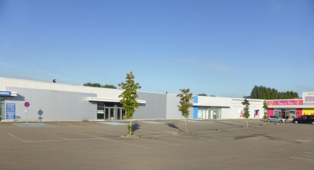 CELLULE COMMERCIALE MONETEAU - 1000 m2 -  LOCATION EPHEMERE TOUTES DUREES
