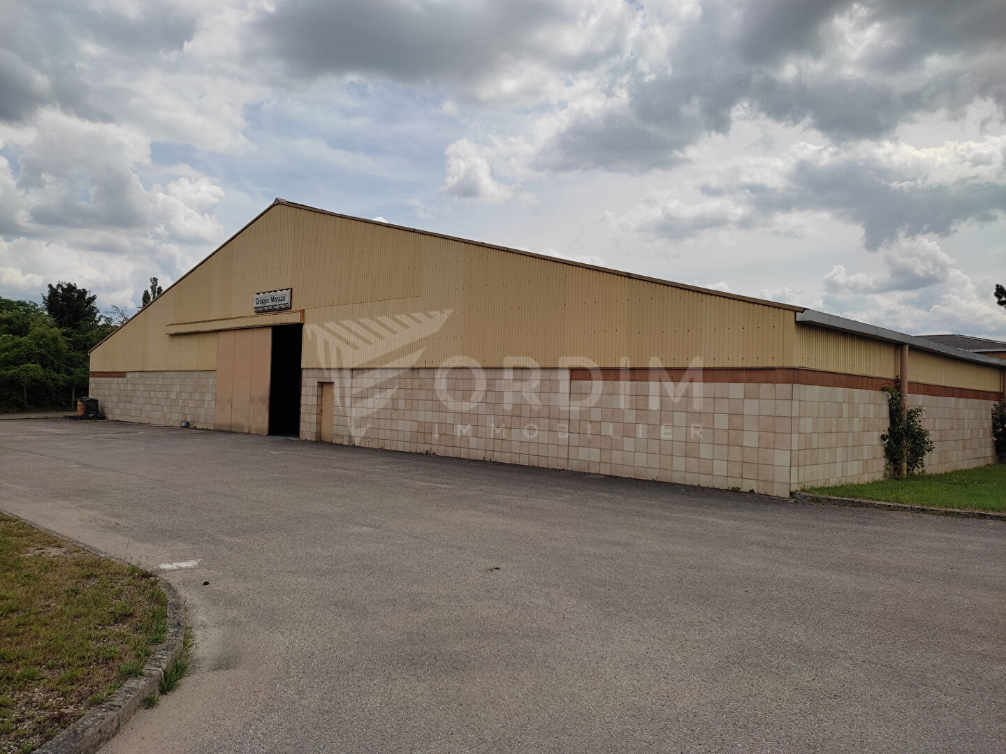 AUXERRE - ZONE D'ACTIVITE- DEPOT de 2000M² - TERRAIN 1600M²