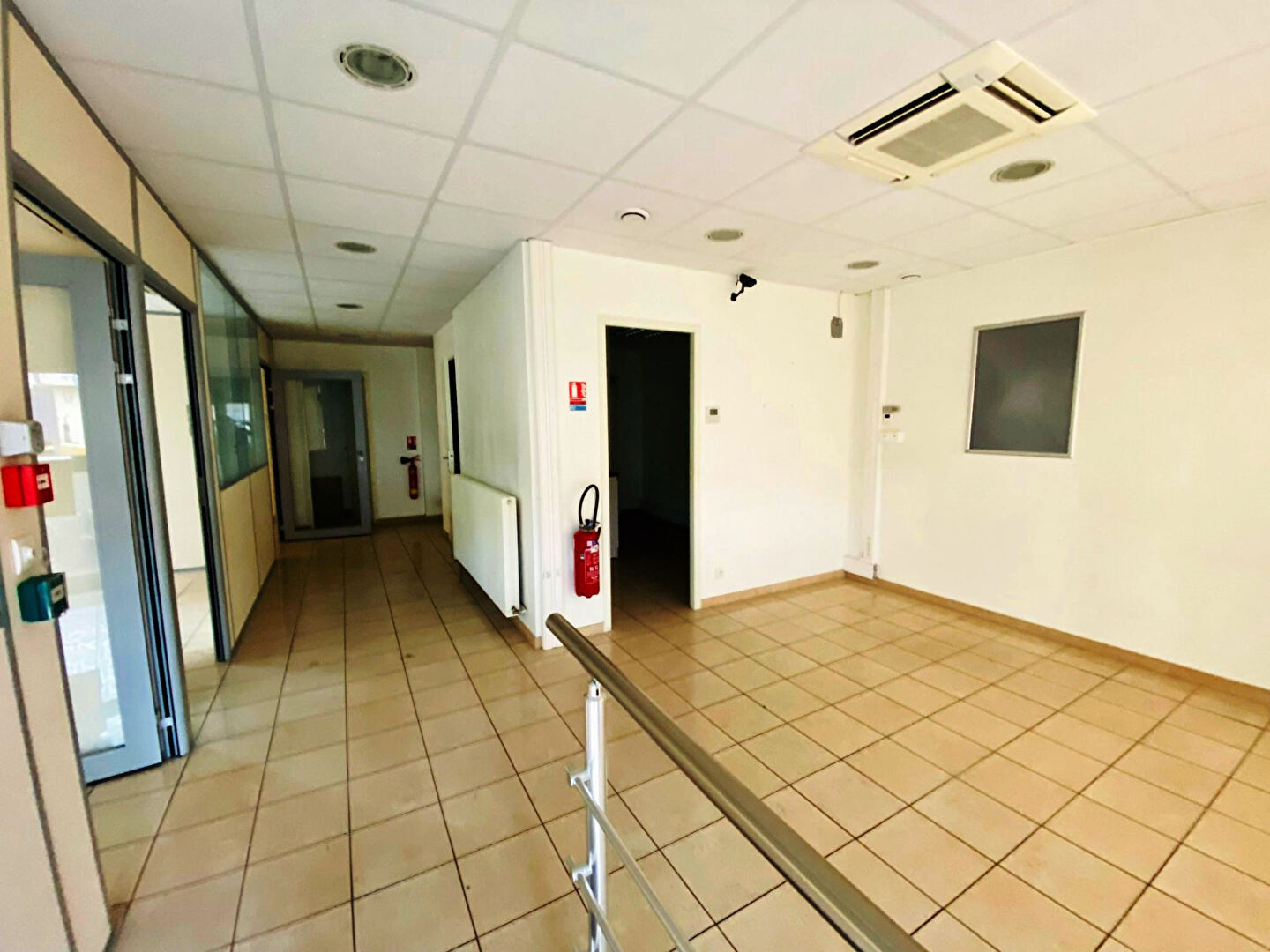 Photo BAGNOLS  LOCAL COMMERCIAL  62 m2 + 26 m2 RESERVE image 3/6