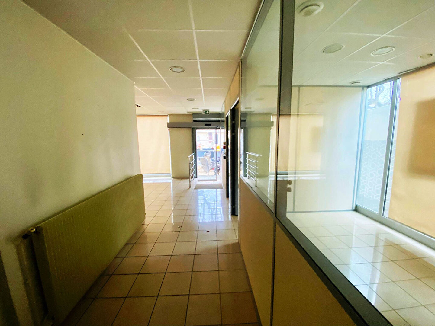 Photo BAGNOLS  LOCAL COMMERCIAL  62 m2 + 26 m2 RESERVE image 4/6