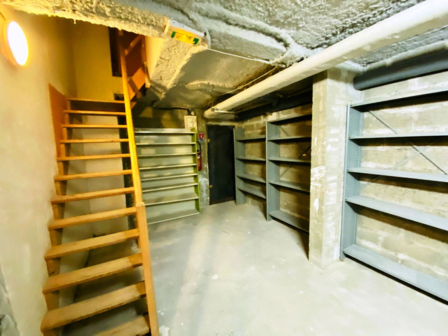 Photo BAGNOLS  LOCAL COMMERCIAL  62 m2 + 26 m2 RESERVE image 6/6