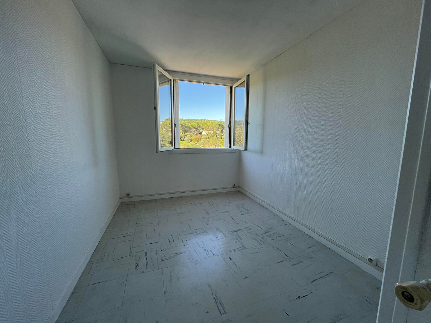 Photo APPARTEMENT T3 de 48m² ST NAZAIRE (GARD) image 5/6