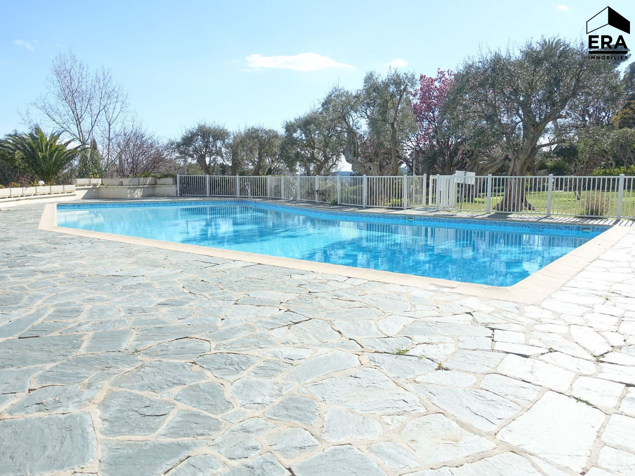 A LOUER - 2 PIECES VIDE AVEC TERRASSE JARDIN PRIVATIF A ...