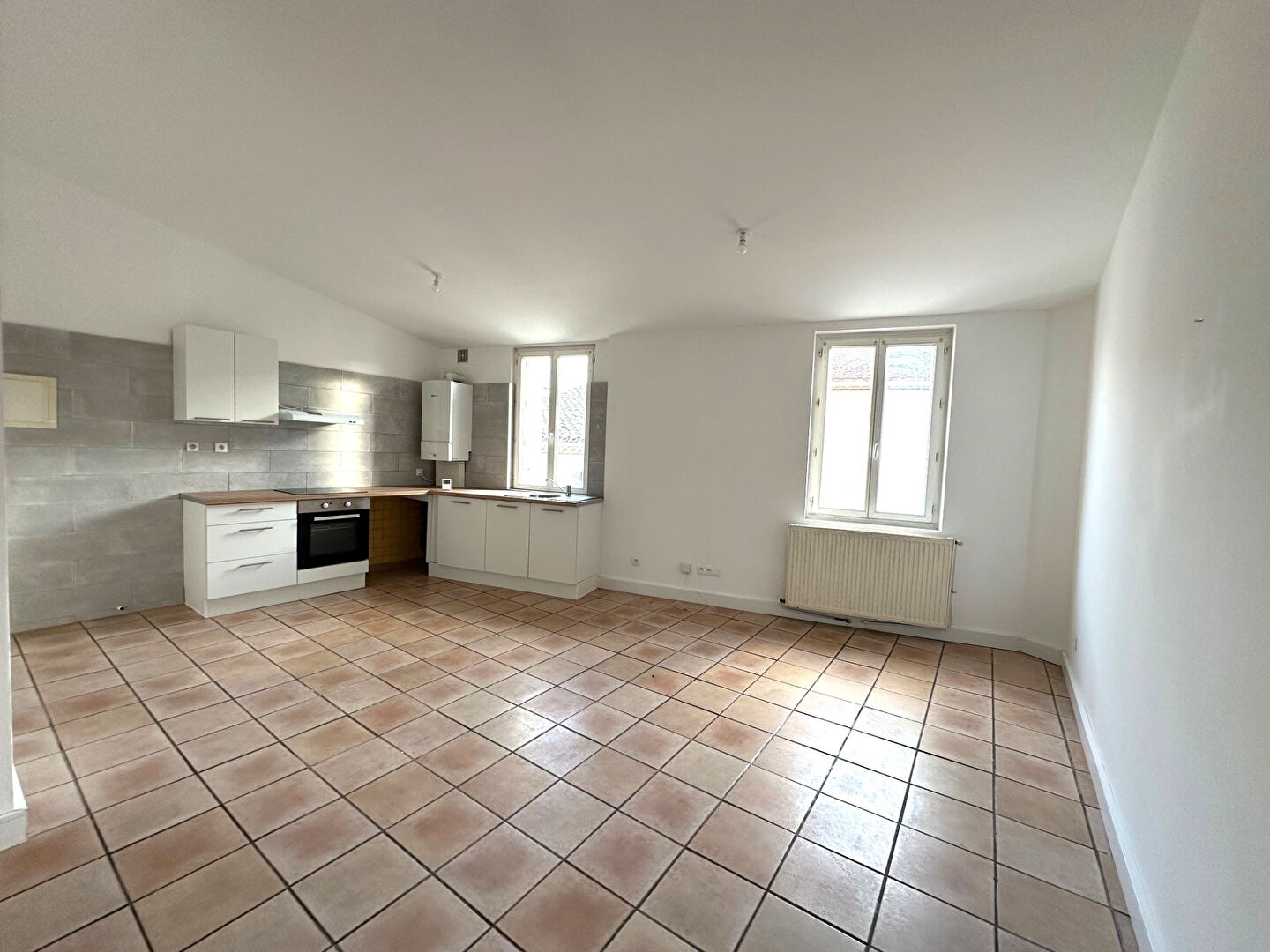 Photo Appartement rénové de type 2 avec chambre, dressing et exposition agréable quartier Capucins image 2/6