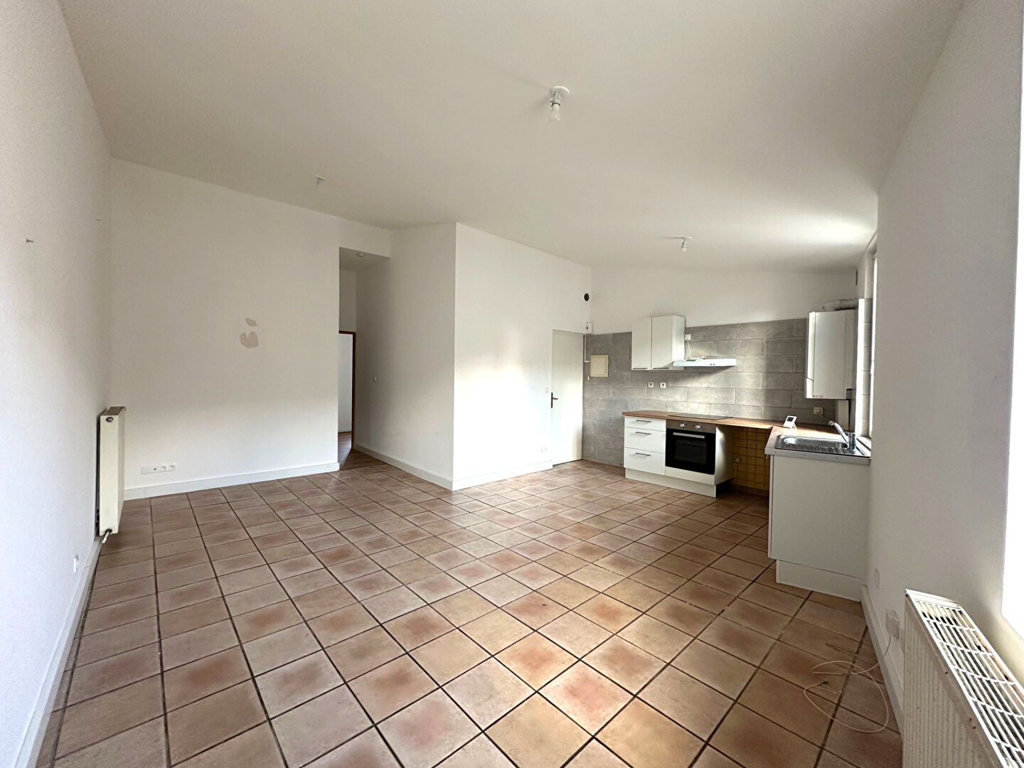 Photo Appartement rénové de type 2 avec chambre, dressing et exposition agréable quartier Capucins image 3/6