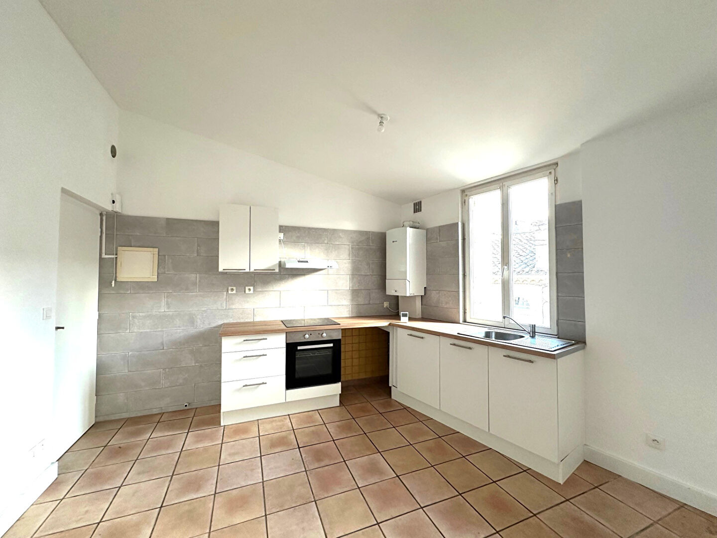 Photo Appartement rénové de type 2 avec chambre, dressing et exposition agréable quartier Capucins image 4/6