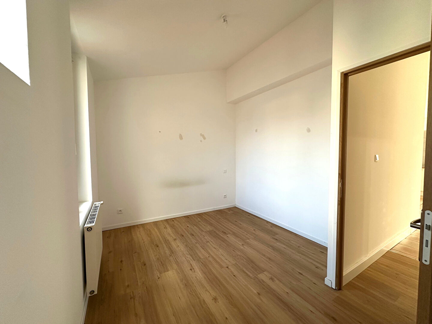 Photo Appartement rénové de type 2 avec chambre, dressing et exposition agréable quartier Capucins image 5/6