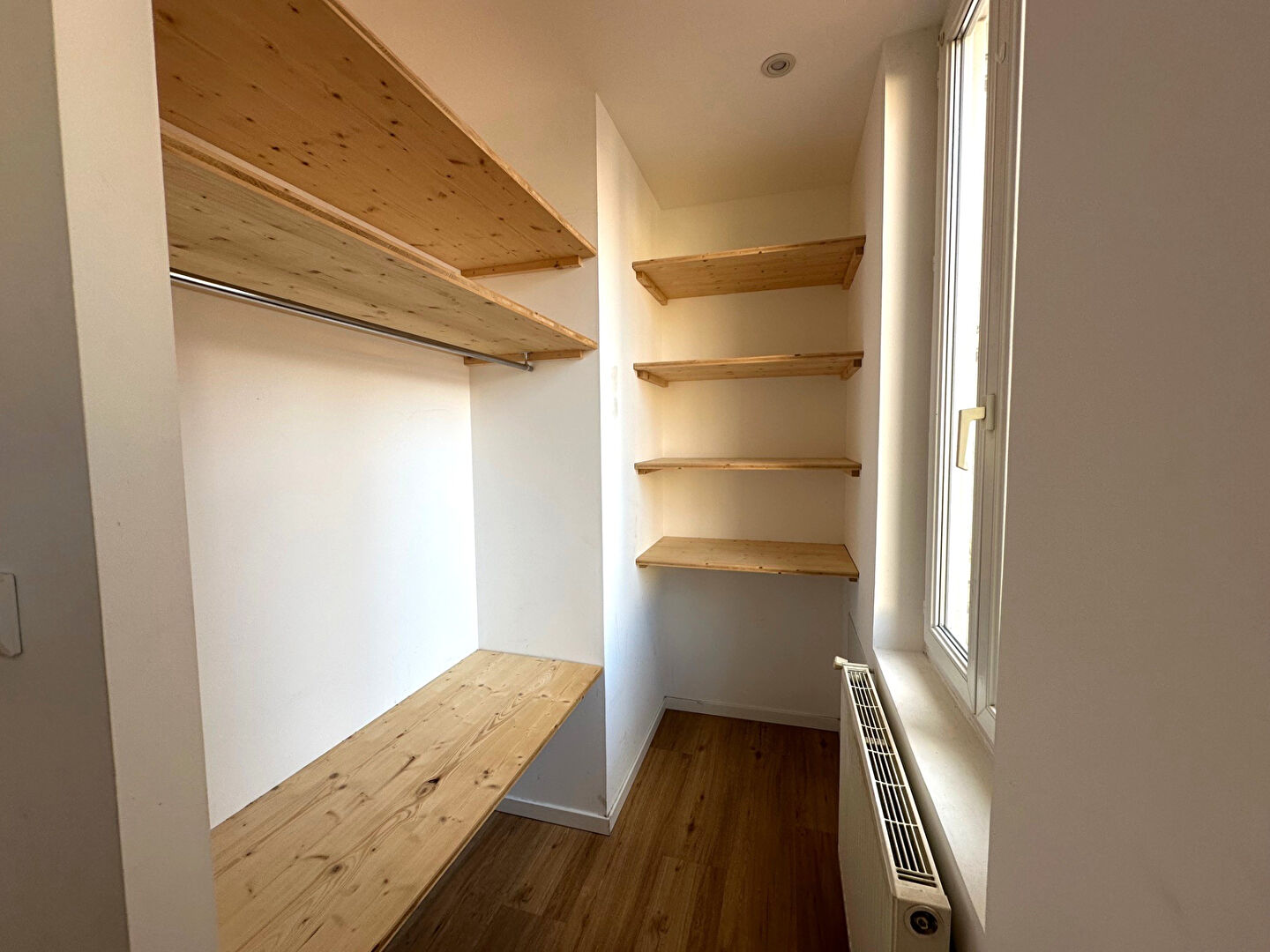 Photo Appartement rénové de type 2 avec chambre, dressing et exposition agréable quartier Capucins image 6/6