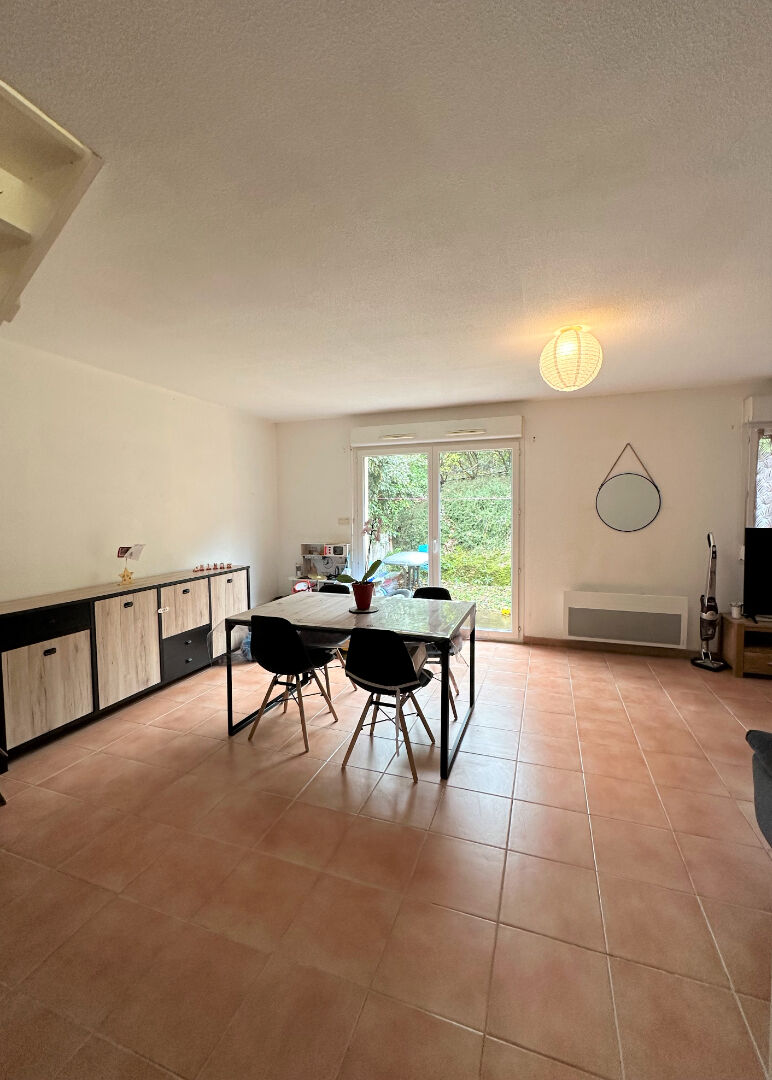 Photo Pavillon T3 avec jardinet et garage situé dans une petite résidence d'un village tous commerces proche image 1/6