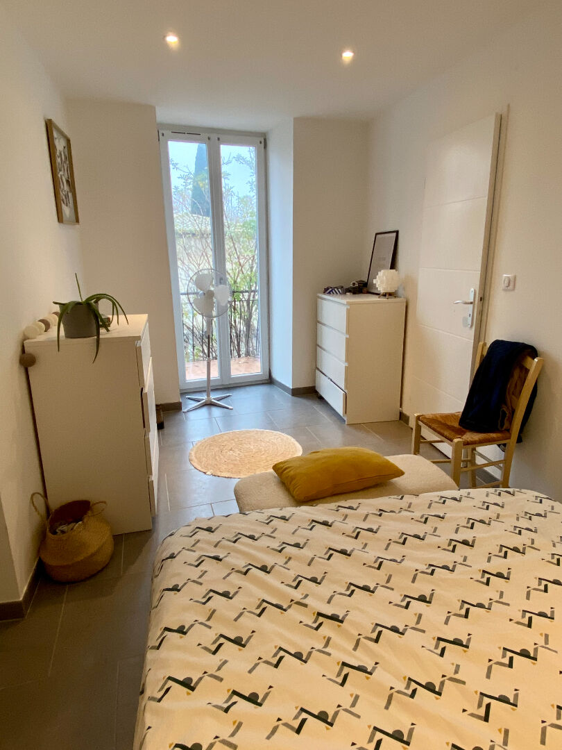 Photo Appartement T2 bis avec terrasse de 16 m² face au château, centre village et commerces image 3/6